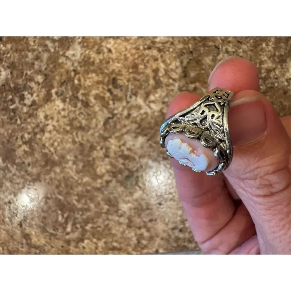Woman’s vintage style cameo ring size 6 with jewelry storage bag